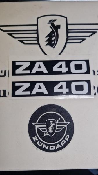 Zündapp Aufkleber 2 x " ZA 40 " wie Original auf schwarzem Hintergrund  Typ 460 Seitendeckel 446-10.100